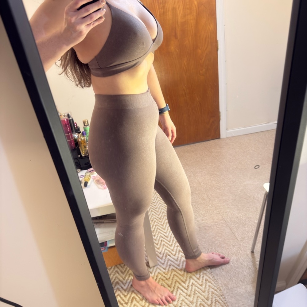 ALO Yoga Tan Activewear Set - Picture 3 of 15
